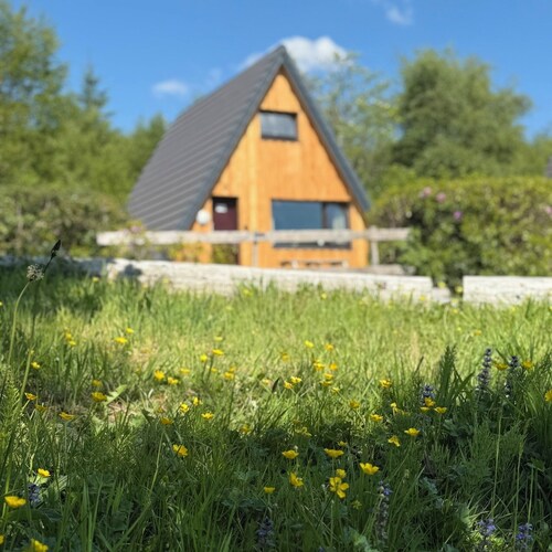 1 Bedroom Cabin with Mountain & Loch Views - located between Ben Nevis & Glencoe