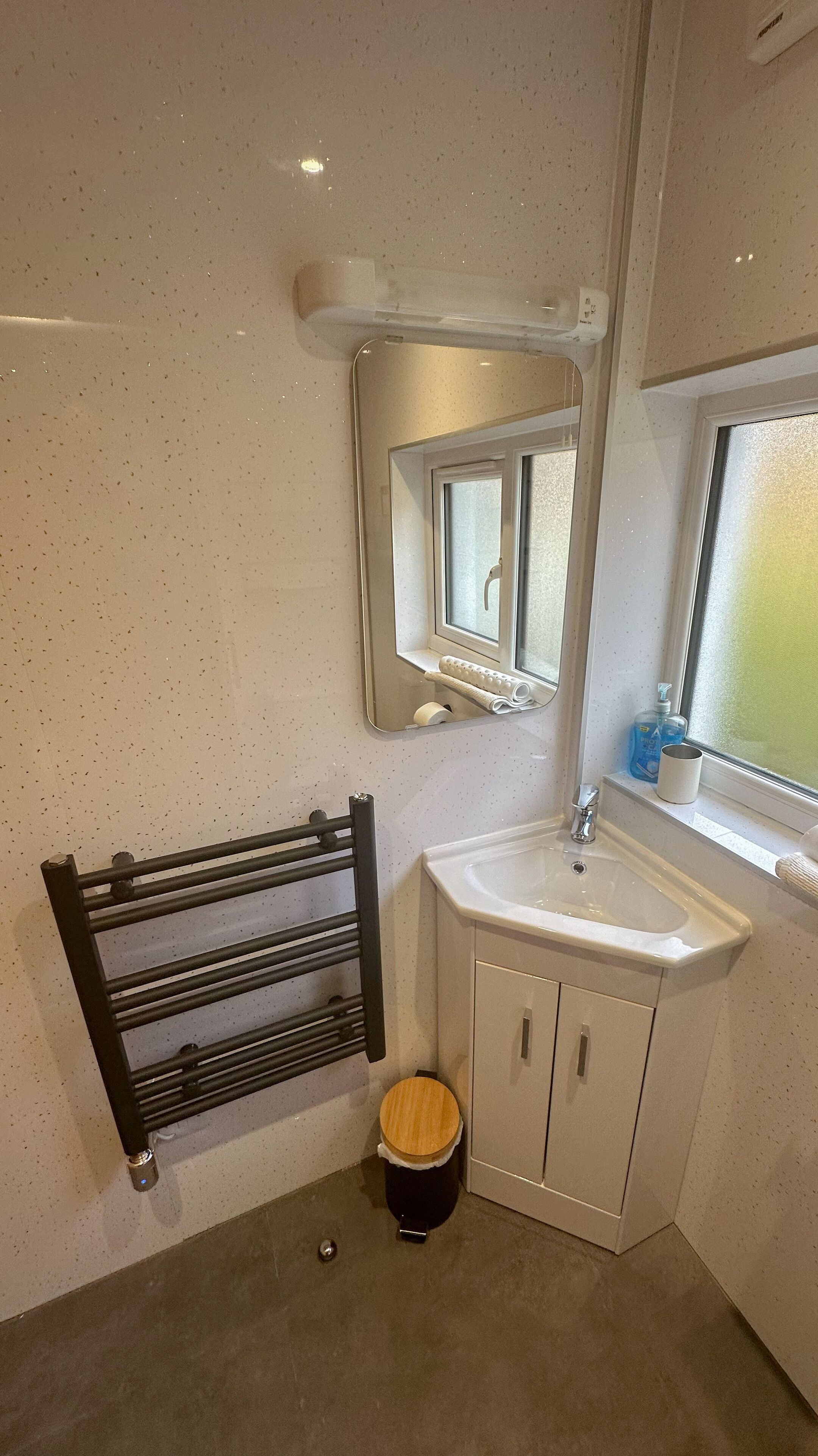 Dusche, Haartrockner, Handtücher, Toilettenpapier