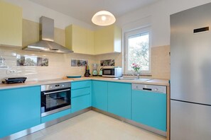 ميكروويف، فرن، غسالة أطباق، ماكينة لصنع القهوة/الشاي