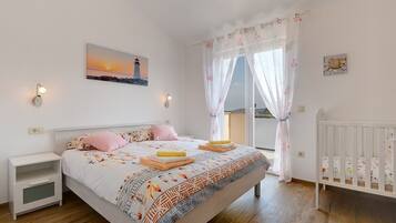 4 bedrooms, iron/ironing board, WiFi