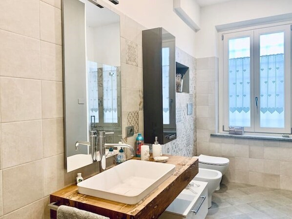 Doccia, asciugacapelli, bidet, asciugamani