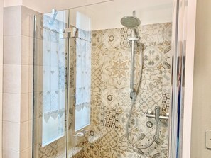 Doccia, asciugacapelli, bidet, asciugamani