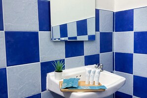 Standard Twin Room | Baño | Regadera, regadera tipo lluvia, toallas, jabón