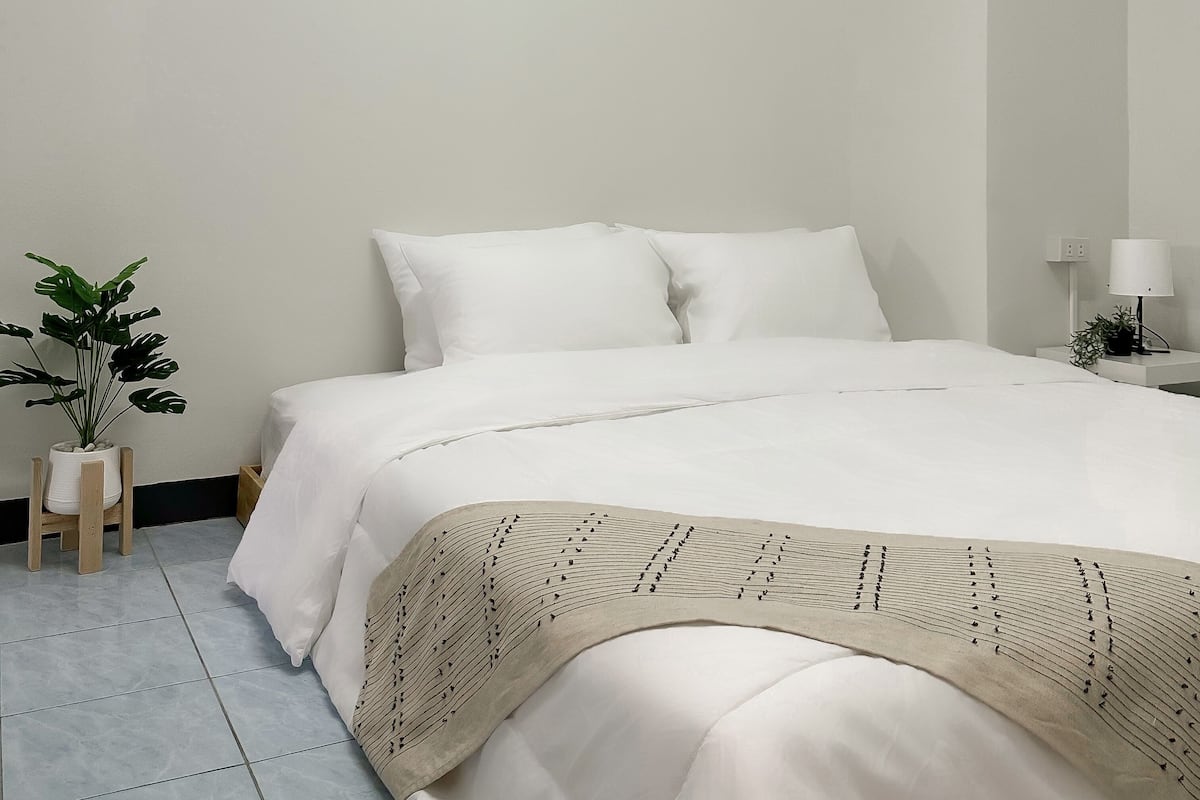 Double Room with Private Bathroom | Decoración personalizada, wifi gratis y ropa de cama