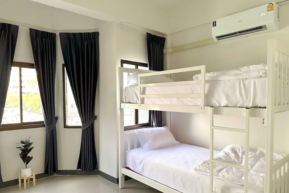 4 Bunk Beds in Female Dormitory Room | Decoración personalizada, wifi gratis y ropa de cama