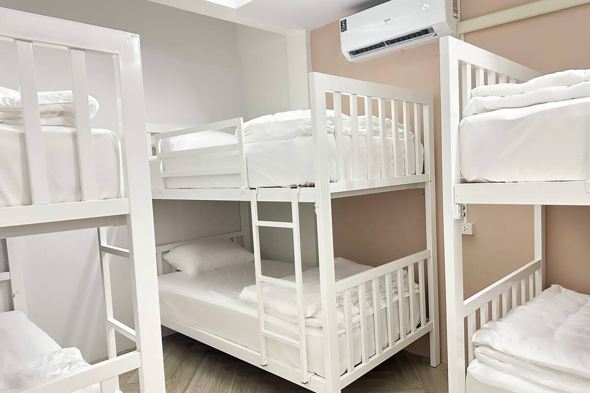 Bed in 6-Bed Mixed Dormitory Room | 무료 WiFi, 각각 다른 스타일의 인테리어, 침대 시트