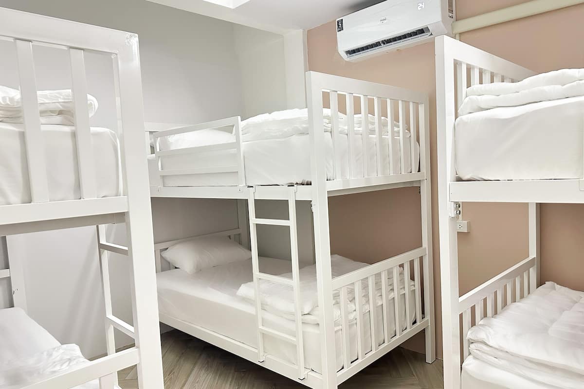 Bed in 6-Bed Mixed Dormitory Room | Decoración personalizada, wifi gratis y ropa de cama