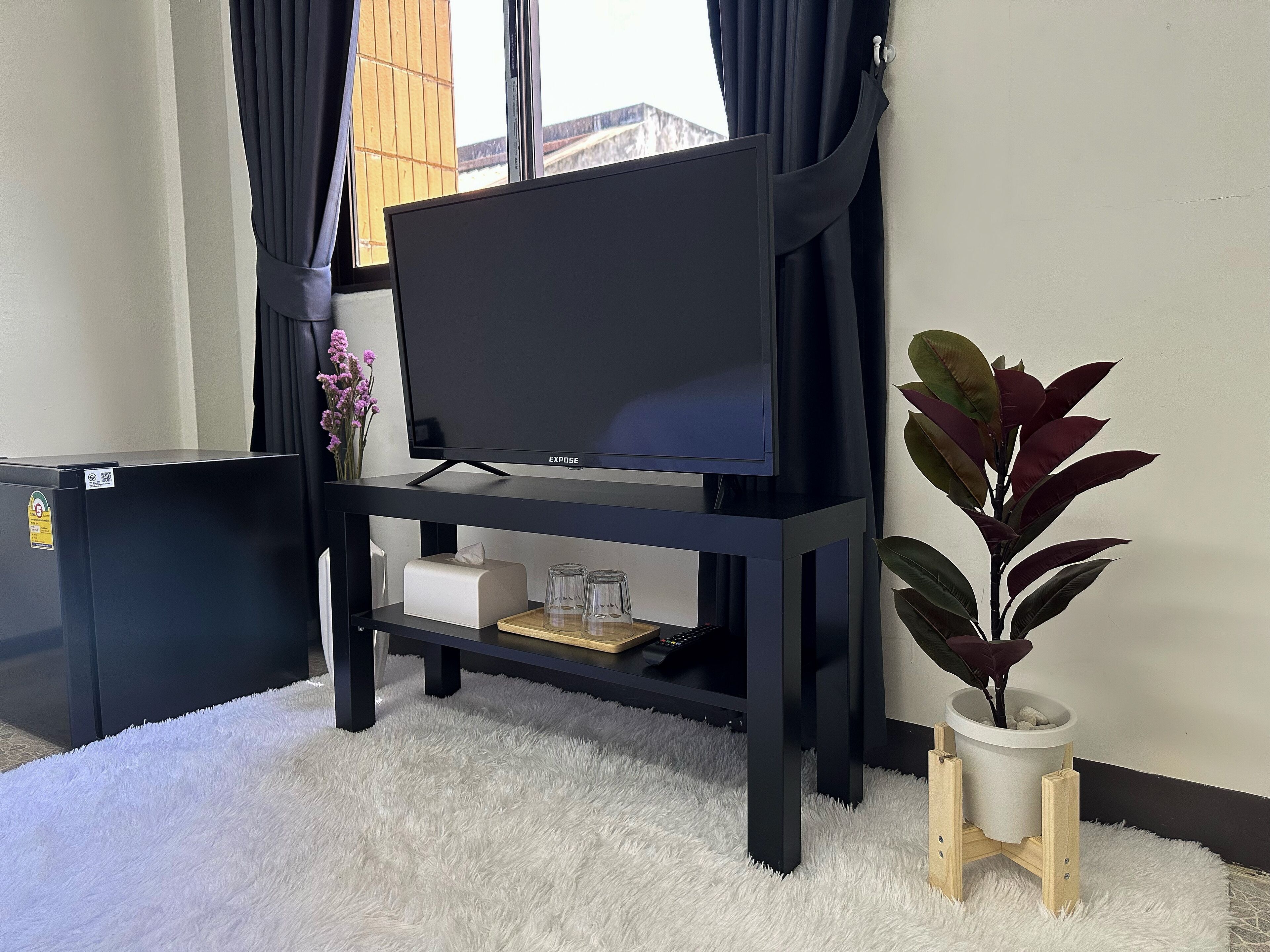 32-inch Smart TV with digital channels, TV