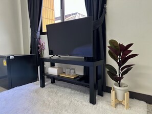 32-inch Smart TV with digital channels, TV - MONTANA Hotel & Hostel Phuket (Karon)