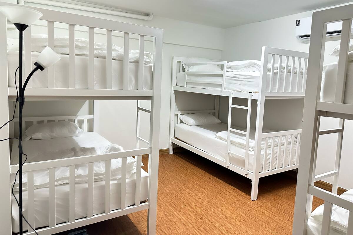 6 Bunk Beds in Male Dormitory Room | Decoración personalizada, wifi gratis y ropa de cama