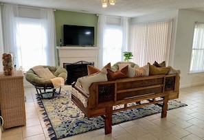 Smart TV, fireplace - Great First Floor Condo! (Greenville)