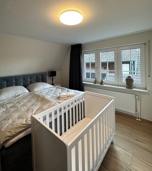 2 bedrooms, iron/ironing board, travel cot, free WiFi - Elegant vacation home with fenced garden! Close to the beach! 6 pers. dogs allowed! (Varel)