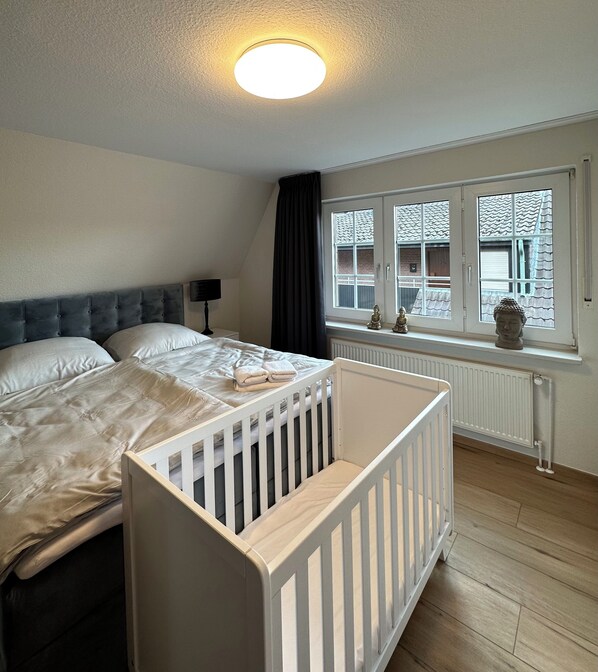 2 makuuhuonetta, silitysrauta/-lauta, vauvan matkasänky, ilmainen Wi-Fi