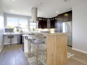 Fridge, microwave, oven, stovetop - Haines Luxury Home - Bay Views, Rooftop, Fire Pit, Garage & AC (San Diego)