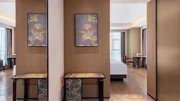 Kamar Eksekutif | Seprai premium, minibar gratis, meja kerja, dan kedap suara