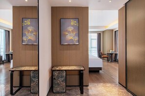 Habitación ejecutiva | Ropa de cama de alta calidad y minibar con artículos gratuitos