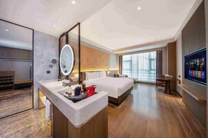 Premium bedding, free minibar, desk, soundproofing