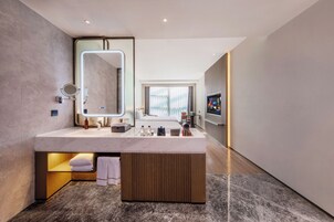 Habitación doble superior | Ropa de cama de alta calidad y minibar con artículos gratuitos