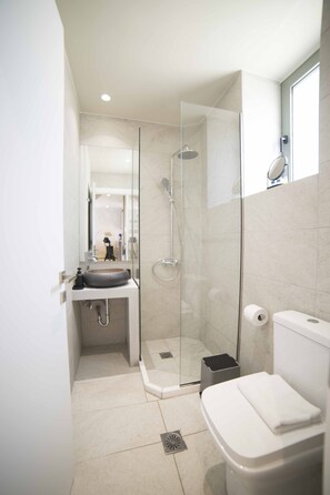 Een haardroger, handdoeken, zeep, shampoo