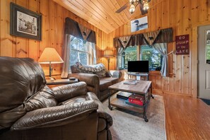 Smart-tv, bordsfotboll, böcker och ett filmbibliotek