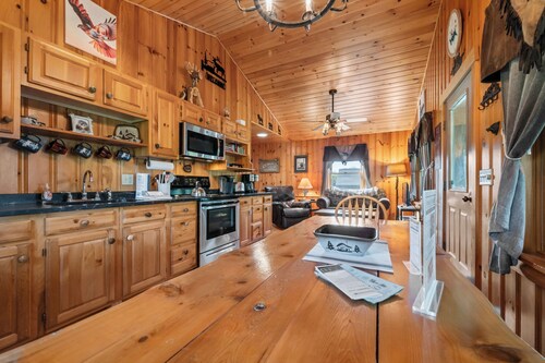 Niboban Cabin #8 -Two floors and pet friendly!