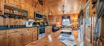 Niboban Cabin #8 -Two floors and pet friendly!