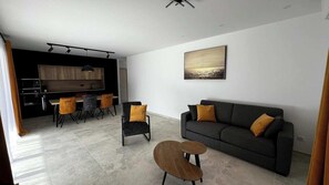 Una Smart TV, una mesa de tenis de mesa, un reproductor estéreo