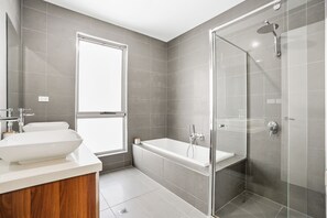 Dusche, Haartrockner, Handtücher, Seife