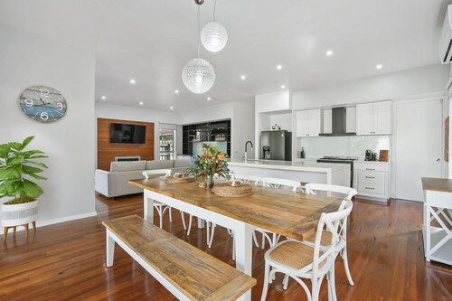 Spacious beach house - 2 min walk to the beach & 1.6km from town.