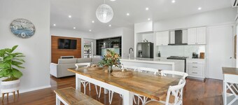 Spacious beach house - 2 min walk to the beach & 1.6km from town.