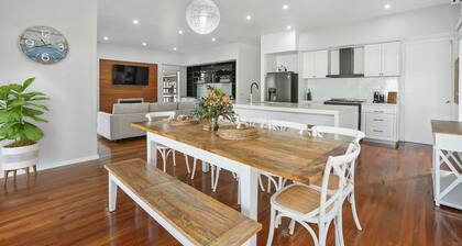 Spacious beach house - 2 min walk to the beach & 1.6km from town.