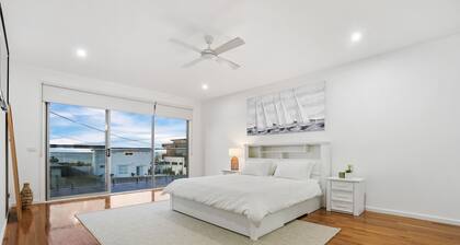 Spacious beach house - 2 min walk to the beach & 1.6km from town.