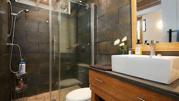 Dusche, Haartrockner, Handtücher, Seife