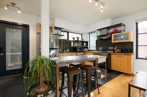 Cozy 3- floor townhouse with Mont Royal view in the most desired area Montreal l