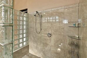 Badewanne, Haartrockner, Handtücher, Shampoo