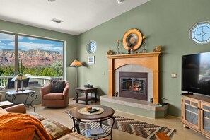 تلفزيون، مدفأة، مكتب