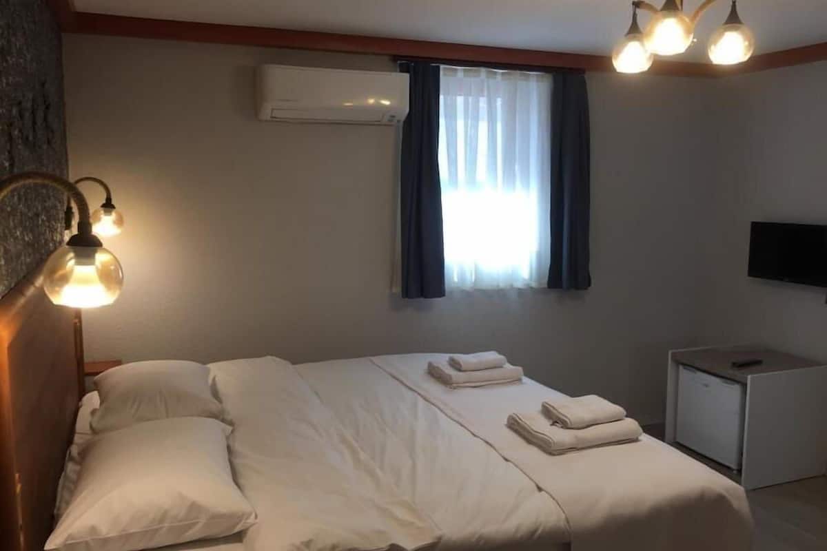 Bodrum Kat Cift Kisilik Oda | 1 habitación, insonorización, wifi gratis y ropa de cama