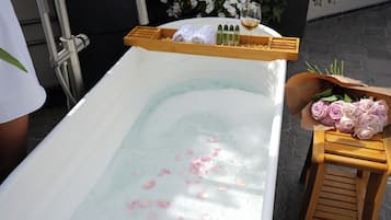 Premium Suite with Private Rooftop and Outdoor Bathtub | 1 quarto, individualmente decorados, individualmente mobiliados