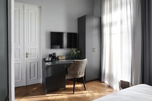 1 habitación, decoración personalizada, muebles diferentes y escritorio 