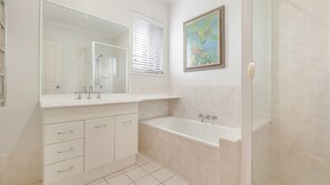 Baignoire, séchoir à cheveux