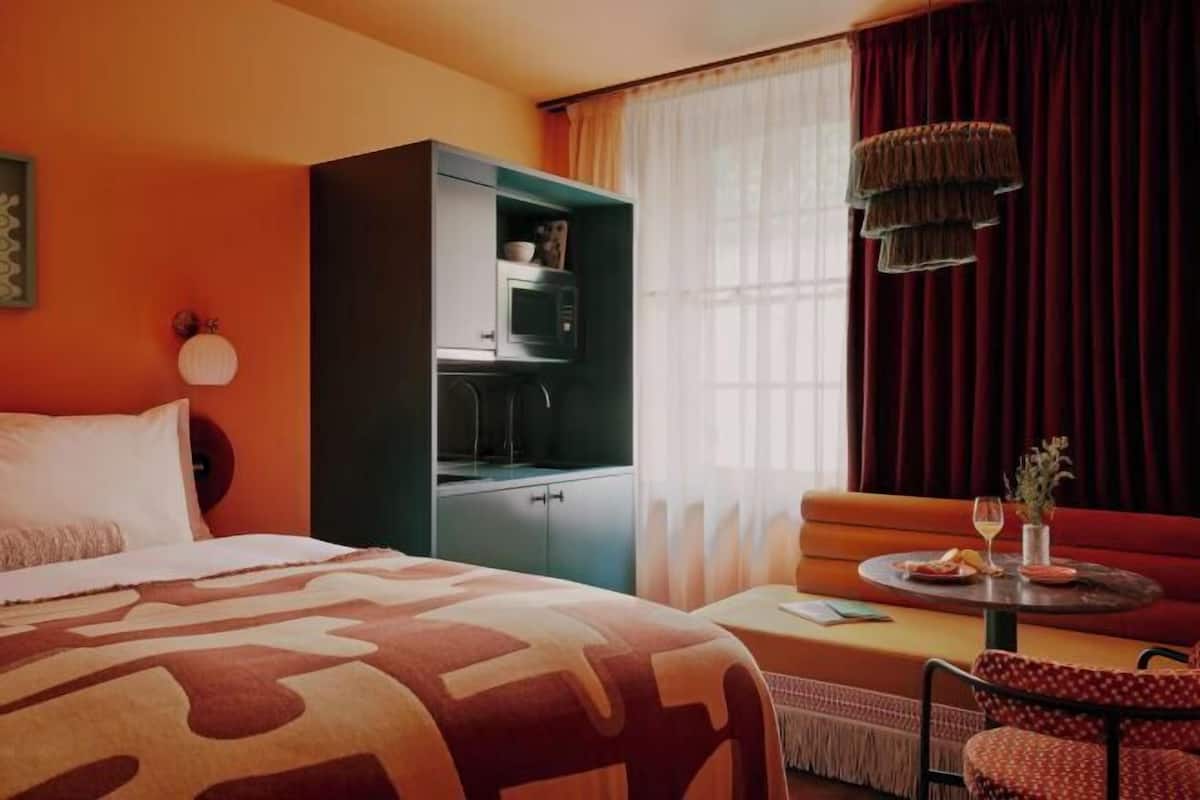 1 slaapkamer, een kluis op de kamer, verduisterende gordijnen