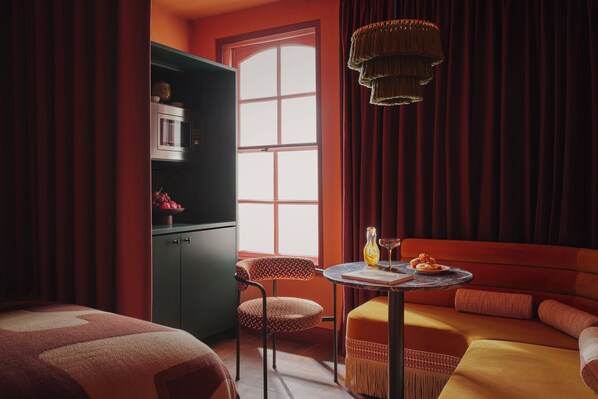 City Studio - Garden View | Living area | 42-inch Smart TV with satellite channels, TV - Ember Locke Kensington (London)