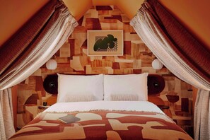 Caixa forta a l'habitació, cortines opaques i planxa i posts de planxar 
