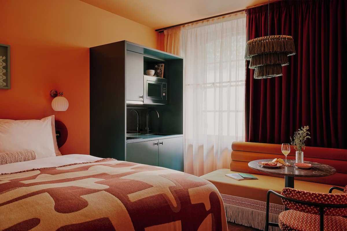 City studio, uitzicht op tuin | 1 slaapkamer, een kluis op de kamer, verduisterende gordijnen