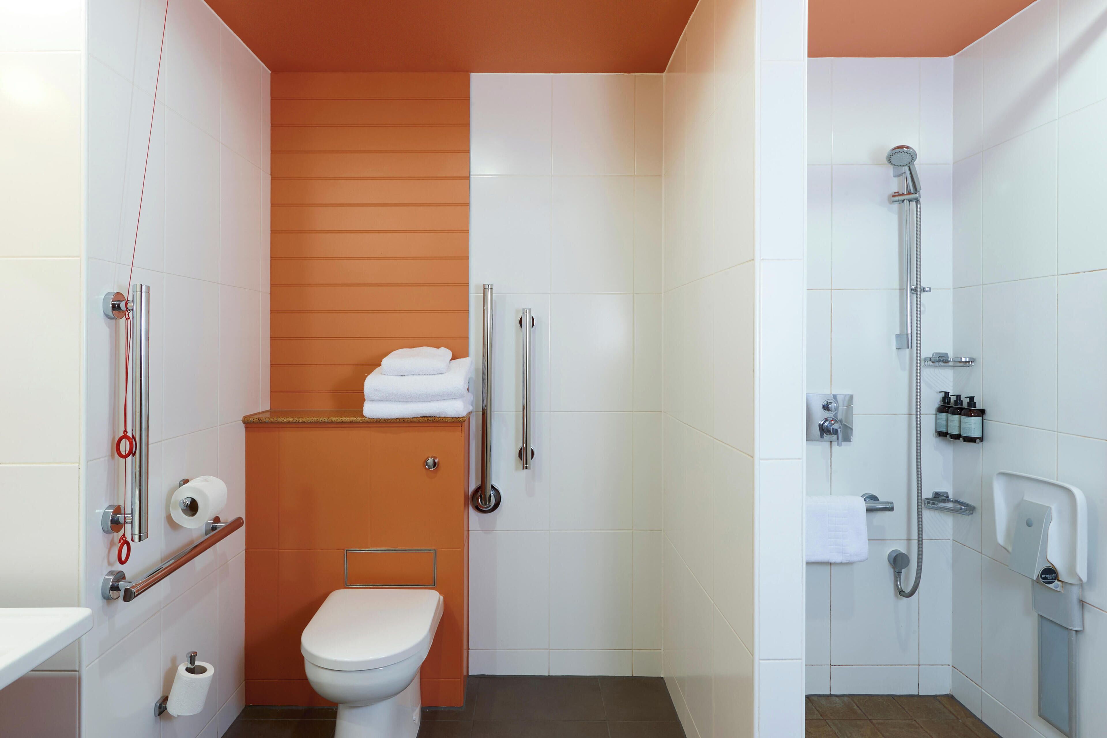 Un baño con inodoro, ducha y lavamanos.
