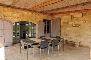 تناول الطعام بالخارج