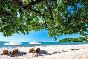 En la playa, arena blanca, camas de playa gratis