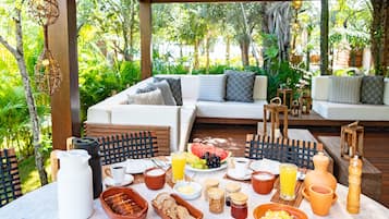 Vila superluxo, vista para o jardim | Opções para refeição no quarto