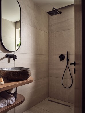 Een douche, een haardroger, handdoeken, zeep
