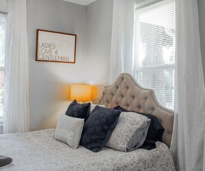 3 habitaciones, tabla de planchar con plancha, wifi y ropa de cama 
